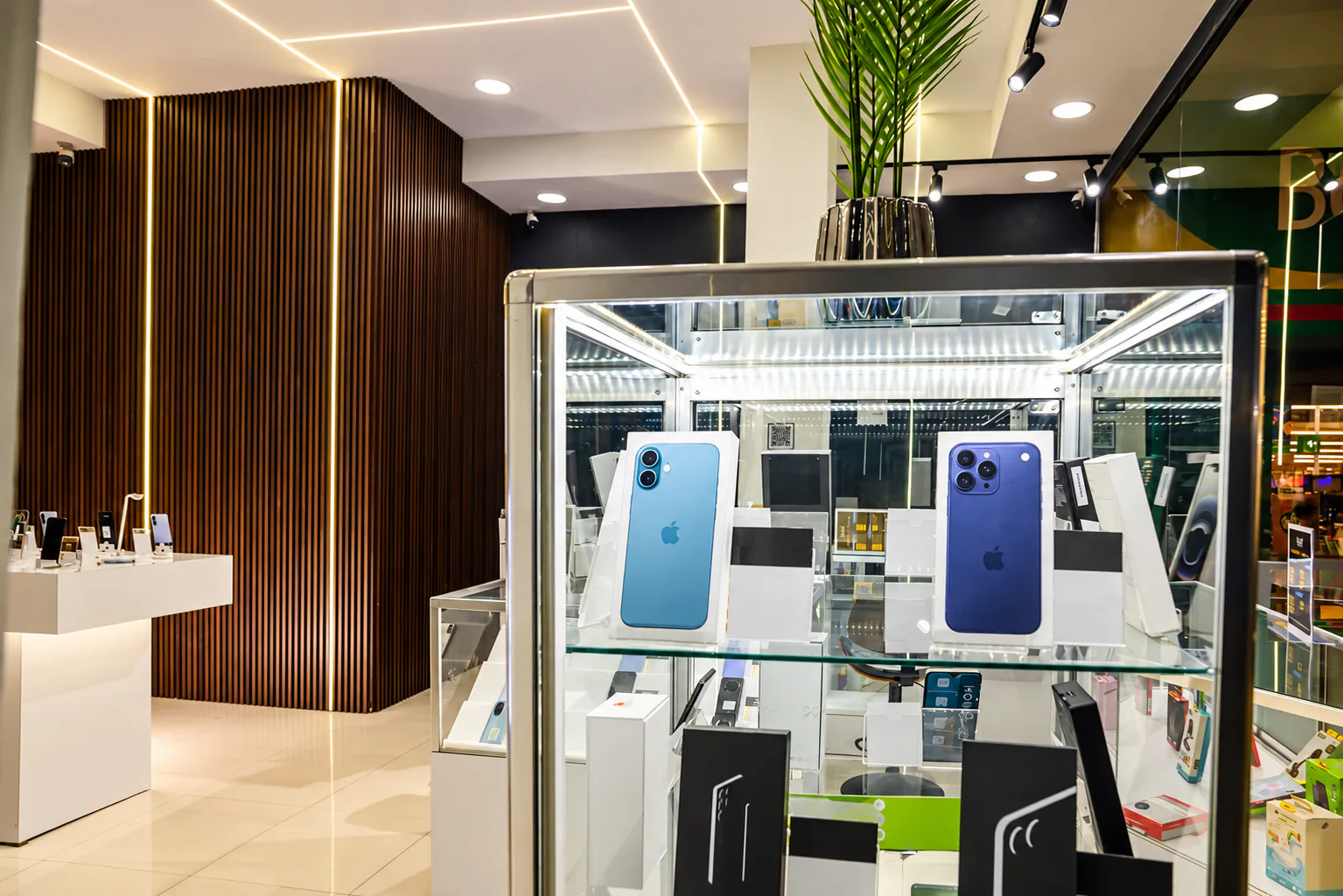 Interior de una tienda de telefonía con vitrina de equipos